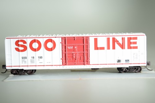 10107 Spur N Micro Trains 50' RIBBED BOX CAR SOO LINE | Zustand: Used