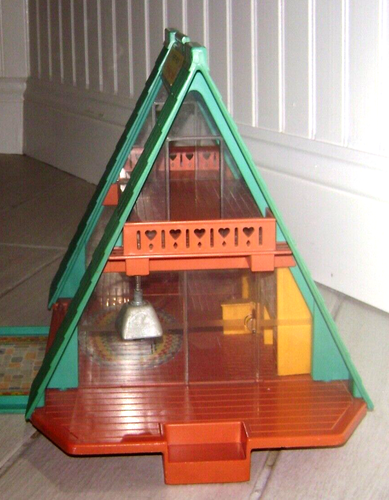 Casa delle bambole vintage Fisher Price A-Frame House #990 con persone e accessori - Foto 3 di 16