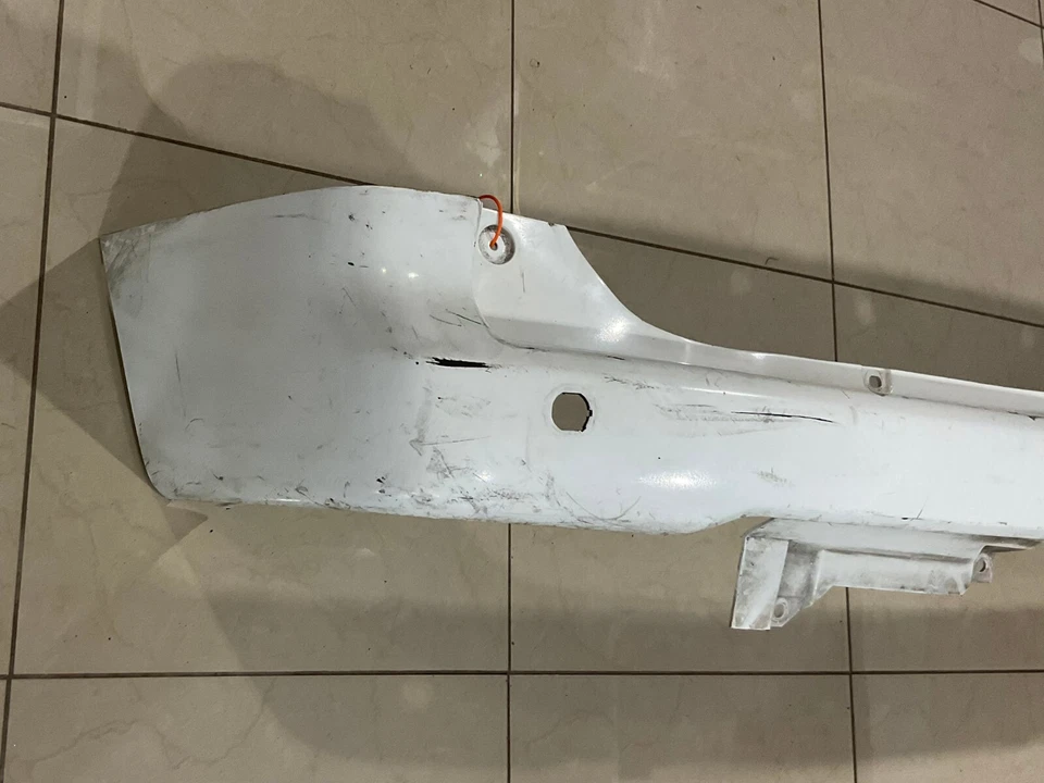 Cubierta de parachoques trasero blanca Nissan NV200 S 85022-3LM0H 2013-2017 OEM Foto 3 de 4