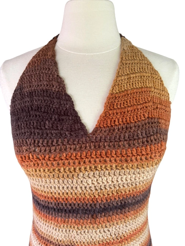 Vestido halter de ganchillo hecho a mano con patrón de rayas terrosas Foto 2 de 4