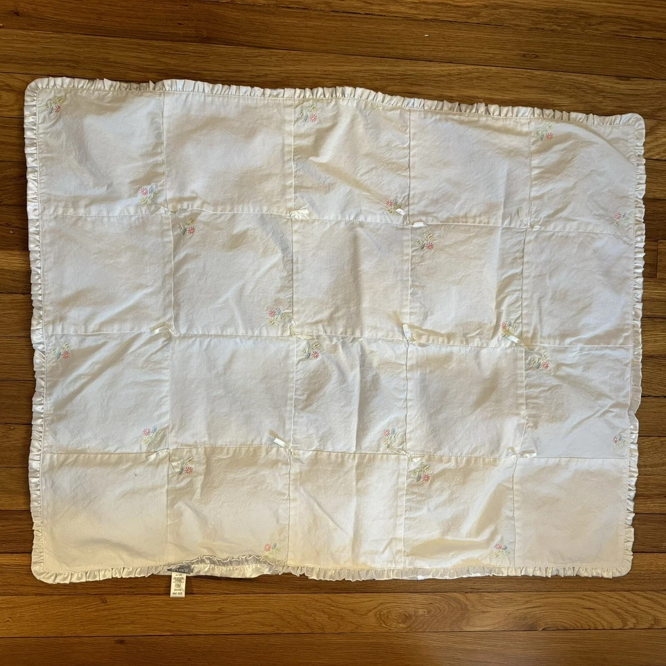 Manta de bebé Carters Sweet Daisy blanca rosa floral satinado retazos bordados Foto 2 de 4