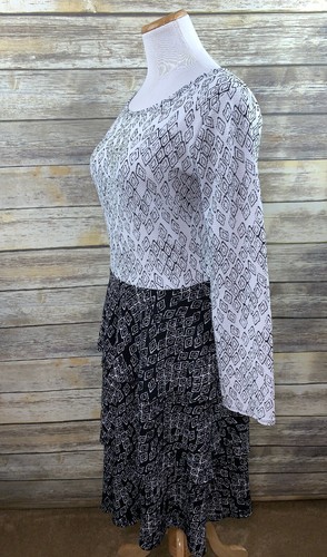 LuLaRoe Georgia Dress Black & White Geometric Sz L Stretch Ruffle Tier Fit Flare - Picture 3 of 6