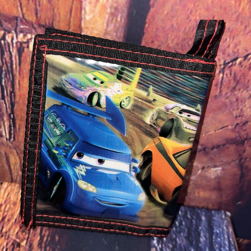 Cartera para niños Disney Pixar Cars Lightning McQueen roja doble pliegue material sobrealimentado Foto 2 de 4