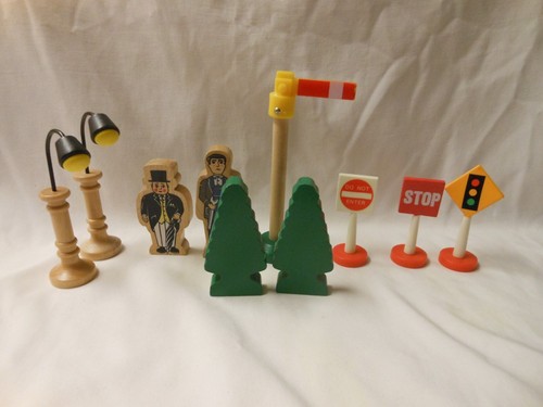LOT OF 10: BRIO/GULLANE THOMAS THE TANK ENGINE 2001 SIGN TREE, LIGHT, MR. TOPHAM