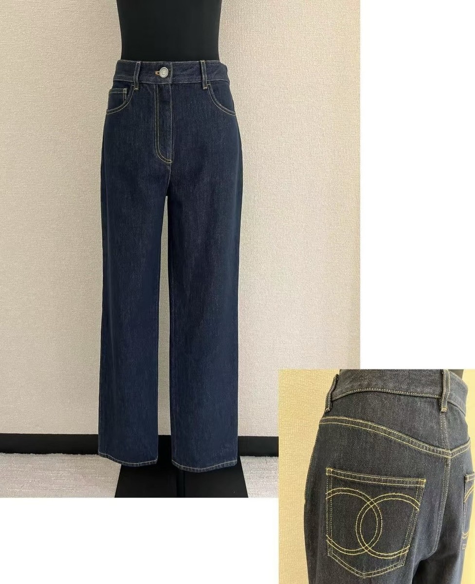 Chanel CC Back Pocket Jeans In Size 38 (Dark wash) High Waist