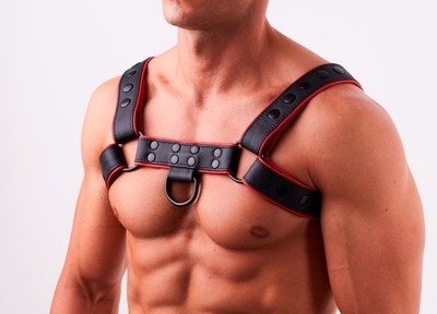 Premium Soft BDSM Leder Herren Brust Harness Body schwarze D Ringe schwarz rot