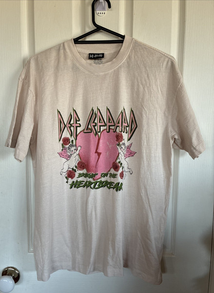 Def Leppard T Shirt Size XS Peach Bringing On The Heartbreak Cupid Graphic Boxy 