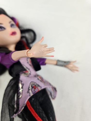 Ever After High Raven Queen High School Spirit Doll con indice mancante dito - Foto 8 di 8