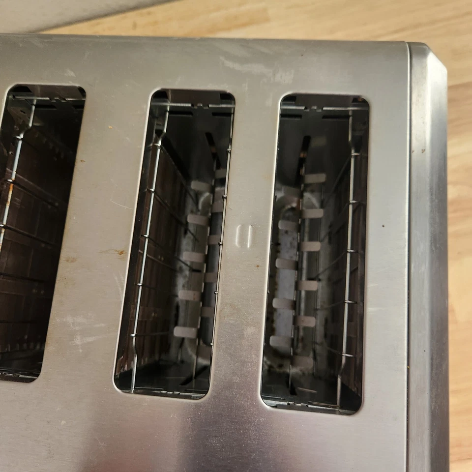 Frigidaire Professional Serie 4 Rebanadas Tostadora Acero Inoxidable Plata FPTT04D7MS Foto 4 de 4