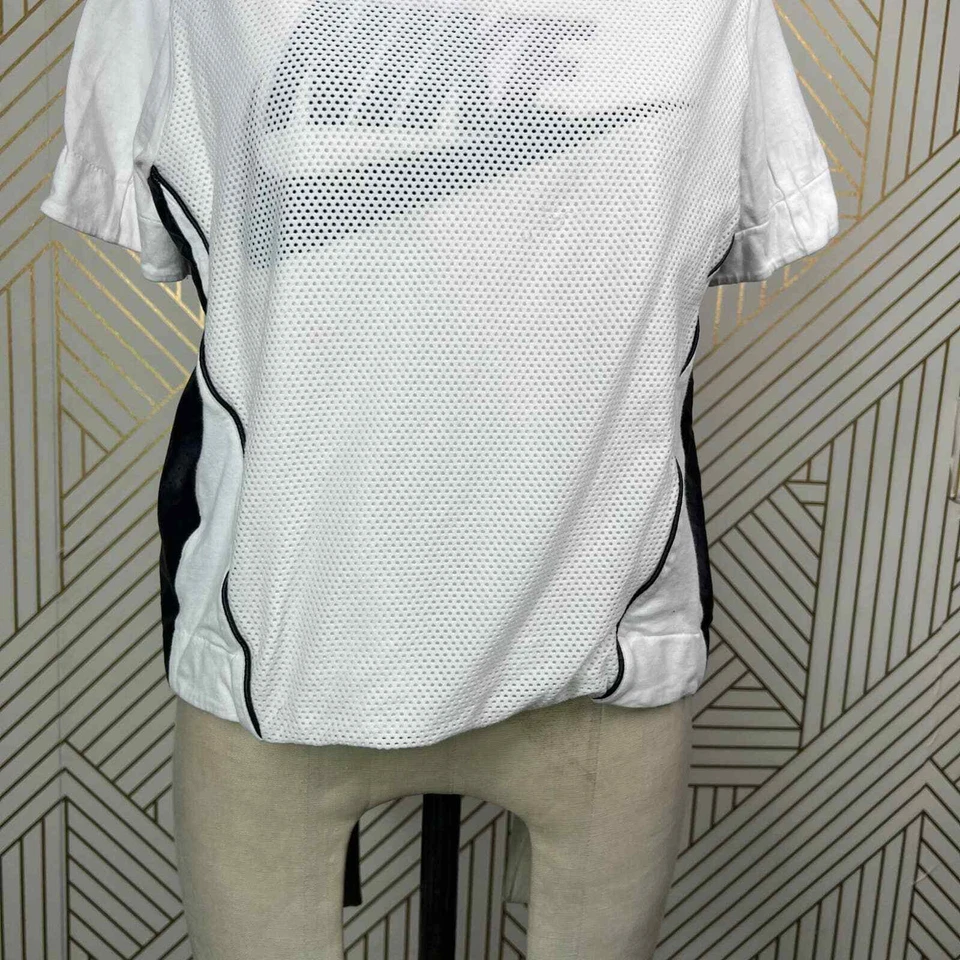 Camiseta Nike Malla Perforada Gráfica Cuero Cremallera Trasera Blanca Talla US Mediana Foto 4 de 4