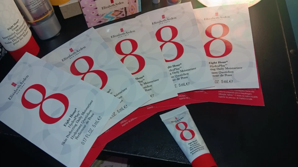 Elizabeth Arden 14 piezas Cuidado de la Piel/Maquillaje Lote Mixto con Bolsa de Maquillaje Elizabeth Arden Foto 2 de 4