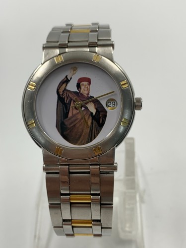 OROLOGIO VINTAGE ANNI 2000 MUAMMAR GHEDDAFI REGALI LIBIA QUARZO DATA UOMO 35MM SVIZZERO - Foto 15 di 24