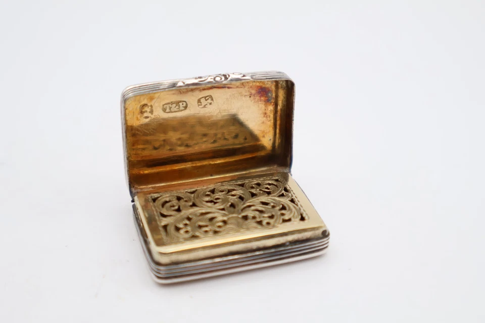 Antigua vinagreta georgiana de plata de ley con sello Birmingham Foto 3 de 4