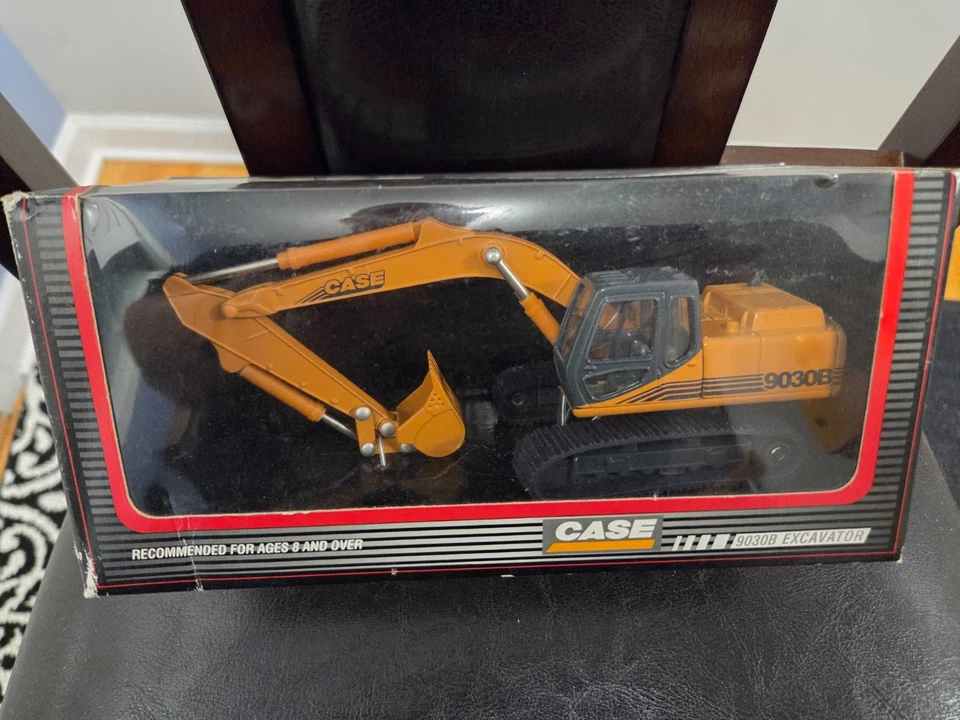 ERTL CASE 9030B Excavator 1/50 #4546 - Image 2 of 4