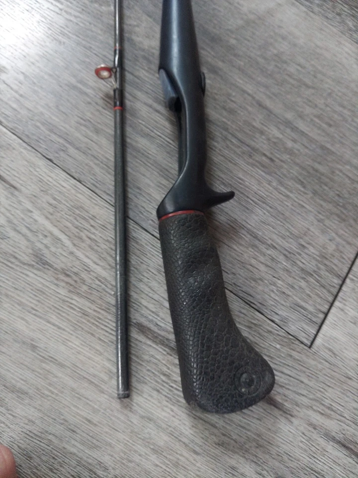 Caña de pescar vintage Daiwa Spin Cast modelo 1330ACGP. Luz media 2 piezas. Foto 4 de 4