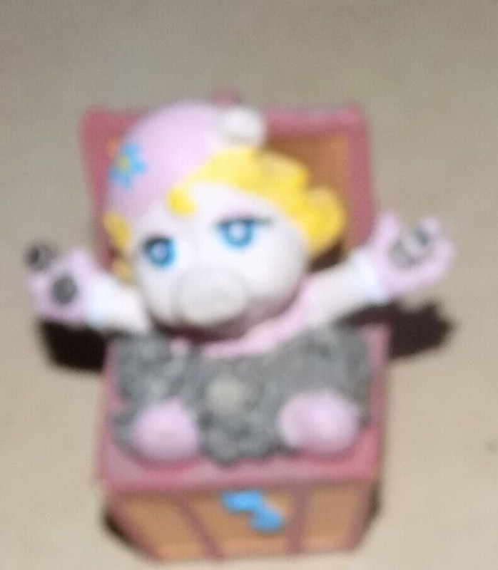 MISS PIGGY IN PINK DRESS IN TOY CHEST MINI-FIGURINE