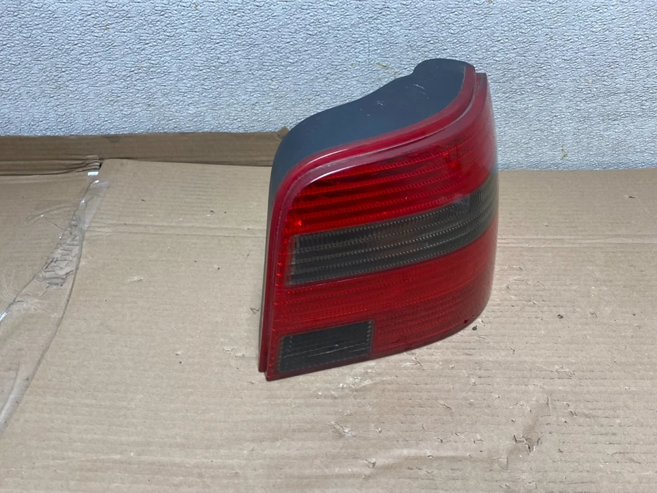 Luz trasera pasajero derecho Volkswagen Golf MK4 R32 2000 a 2004 OEM U0783 DG Foto 3 de 4