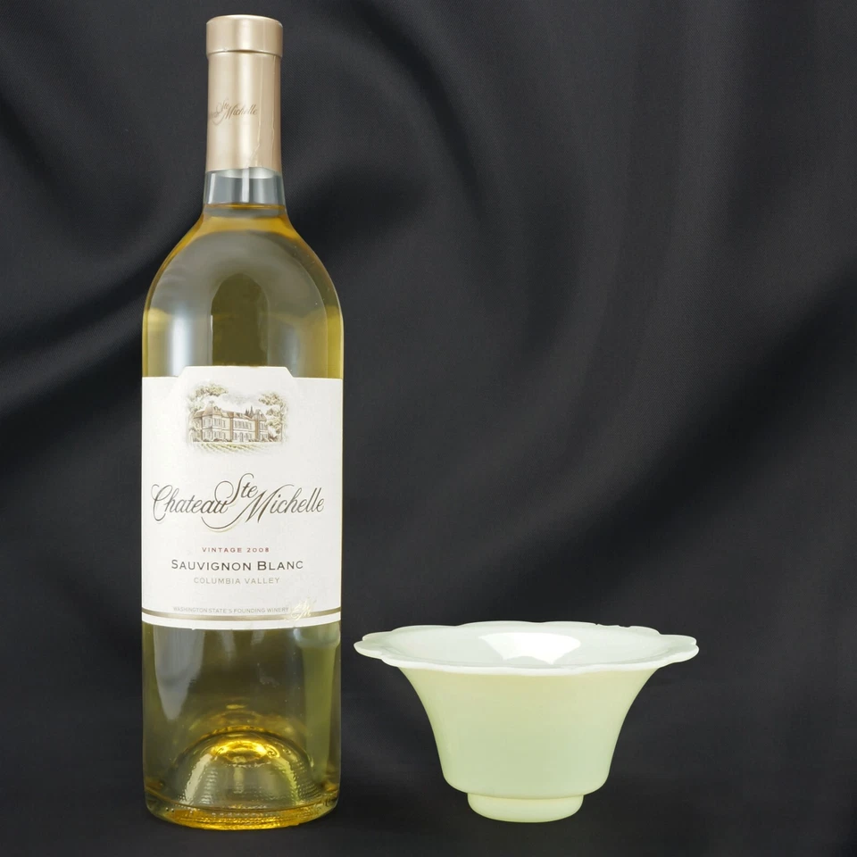 Cuenco chino con bordes festoneados de vidrio de Pekín alrededor de 1920 Foto 2 de 4