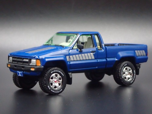 2025 JOHNNY LIGHTNING TOW & GO 1985 TOYOTA SR5 PICKUP WITH BOAT TRAILER REL 2 #1 - Picture 2 of 9
