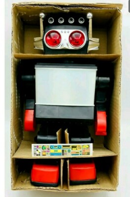Battery operated Vintage 1980s D-cell walking Saturn Robot Kamco