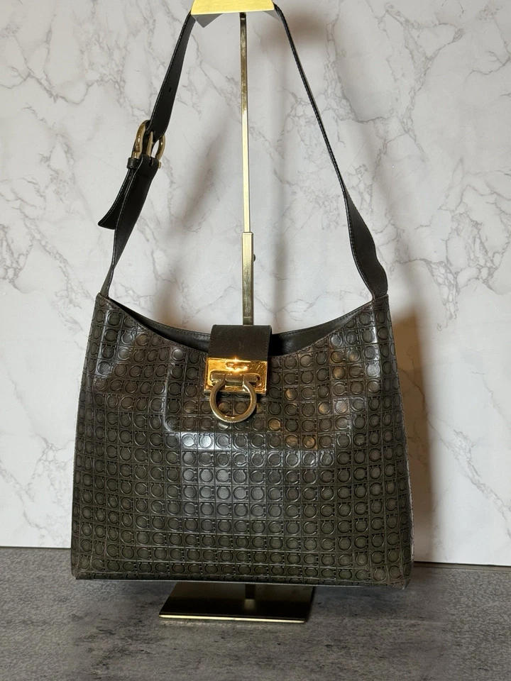 Bolso de Mano SALVATORE FERRAGAMO Logo Gancini Cuero Repujado Marrón Grande Raro Foto 3 de 4