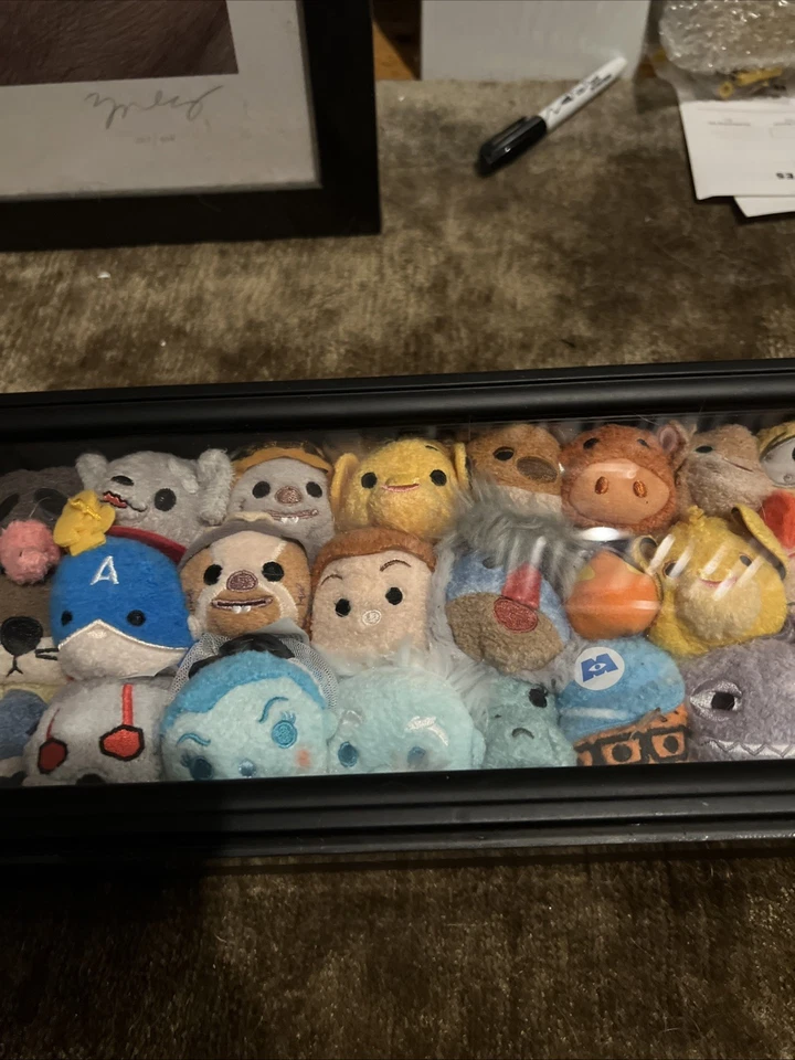 Pieza de arte Disney - Lote de 75+ peluches raros Disney Tsum Tsum en caja de sombra - Fuera de existencia Foto 4 de 4