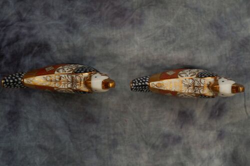 PAIR OF VINTAGE COBALT BLUE AND GOLD 'IMARI' HANDPAINTED COCKATOOS - Picture 5 of 8