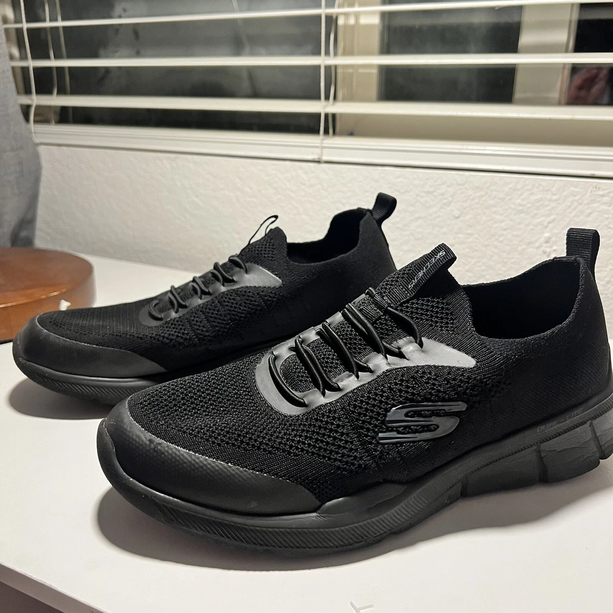 SKECHERS Men s Black Memory Foam Loafer Sneakers Size 8.5