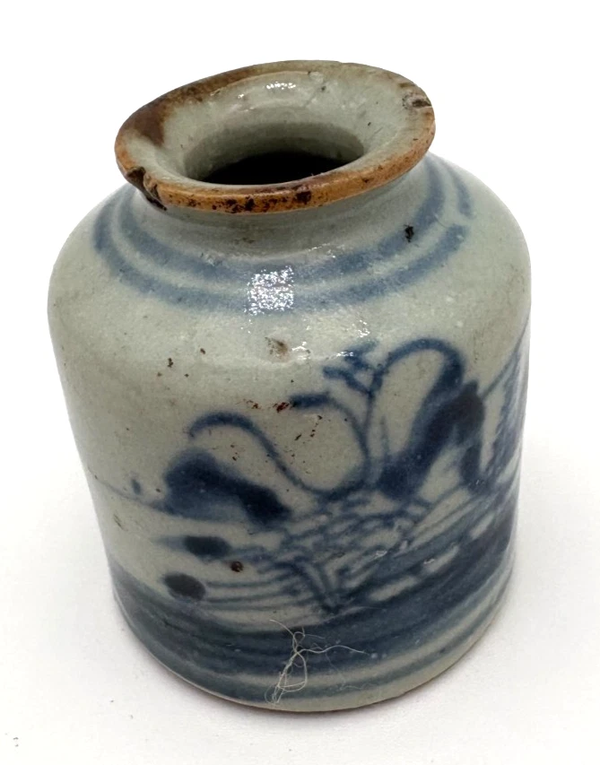 Antigua olla de tinta de porcelana de la dinastía Qing azul y blanco Foto 2 de 4