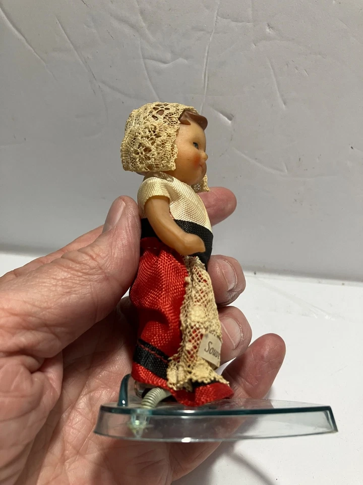 Muñeca de recuerdo vintage de Bélgica de goma 4" mediados de siglo Foto 3 de 4