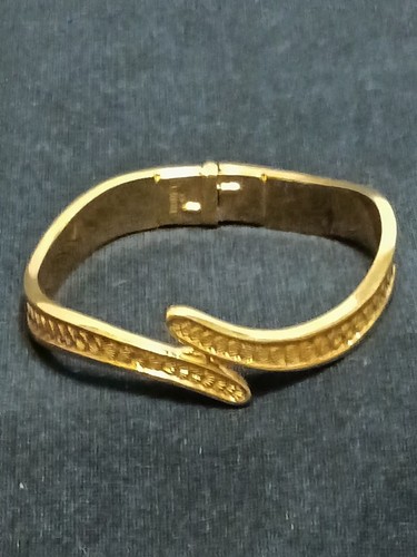 Monet Goldfarbener Armreif mit Scharnier Armband Muschel Designs