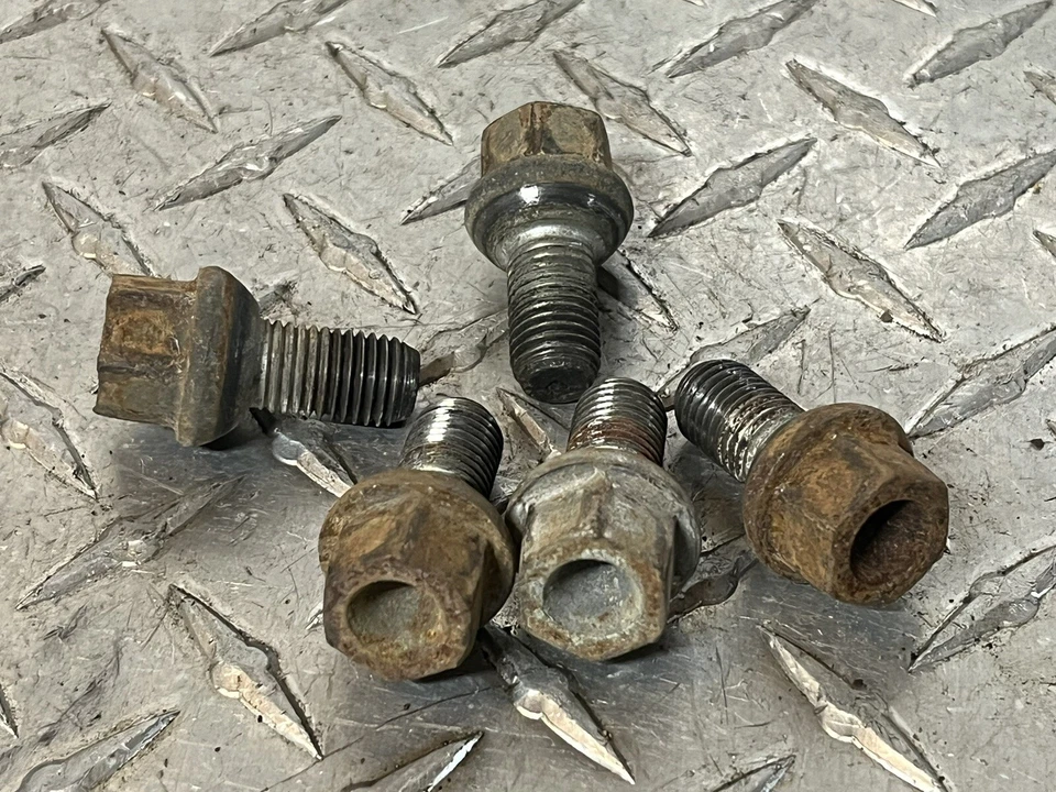 68-76 梅赛德斯奔驰 W114 W115 220D 240D 轮圈凸耳螺栓套装 5 件原装  — 第 3/4 张图片