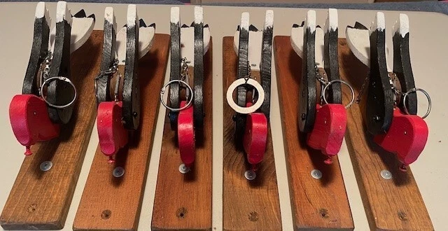 Aldabas de puerta pintadas en madera talladas a mano de Navidad hechas en EE. UU. Foto 3 de 3