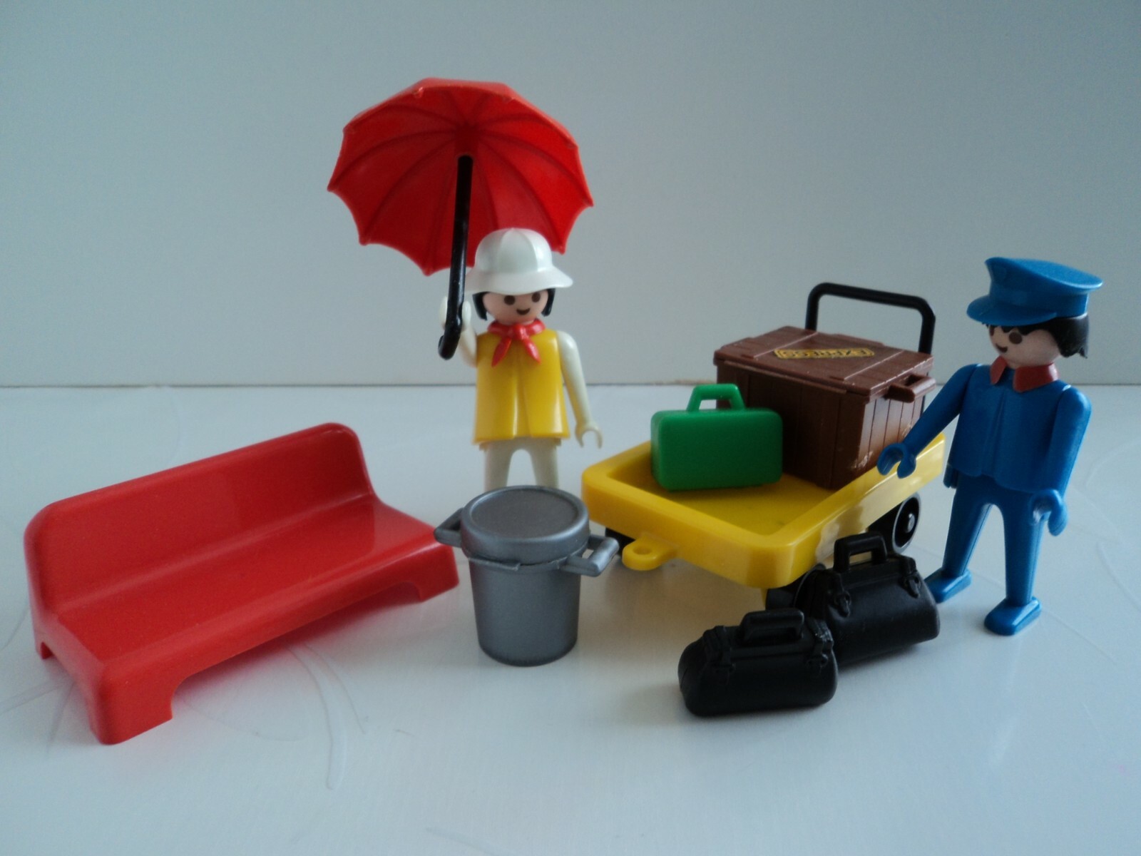 Figurines Playmobil Série 16 : Bagagiste D'hôtel Avec Valise - Set 70159 - Occasion