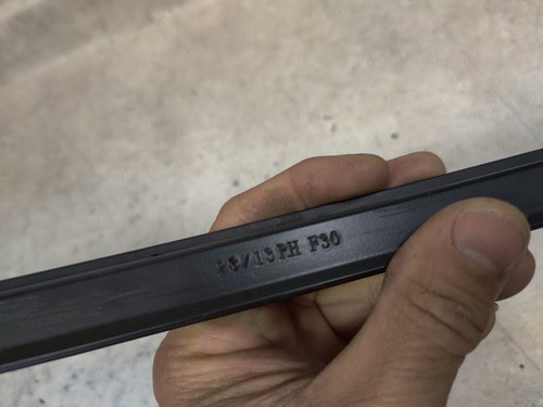 2011-19 BMW F30 F80 REAR RIGHT DOOR WINDOW VERTICAL TRIM COVER GUIDE 51357258302 - Picture 3 of 4