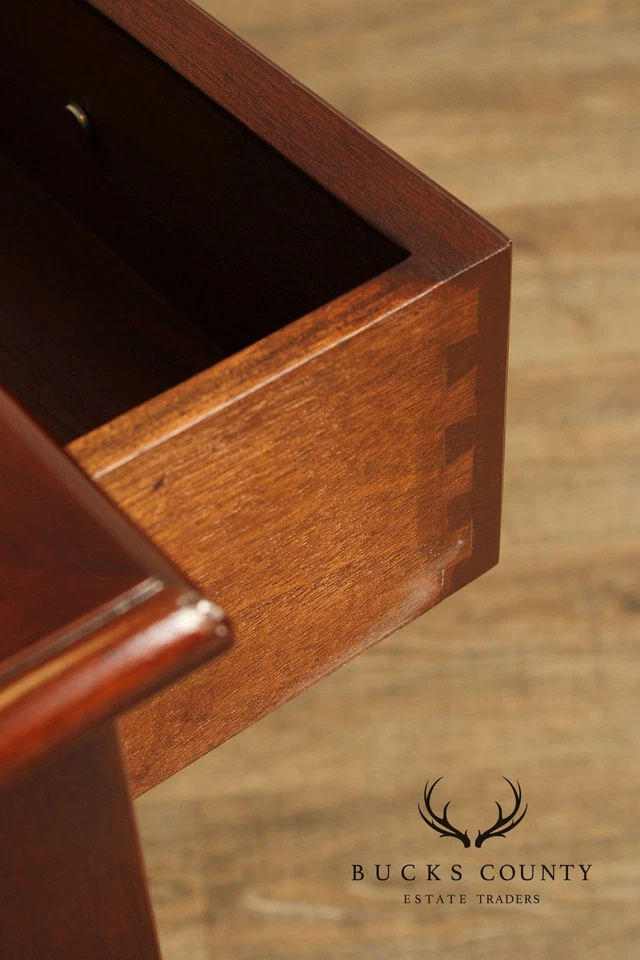 Mesita de noche estilo tradicional de dos cajones de caoba Foto 4 de 4