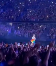 Harry Styles Bandera LGTB Usada Por El En El Concierto Madrid Wizink 29/7/22