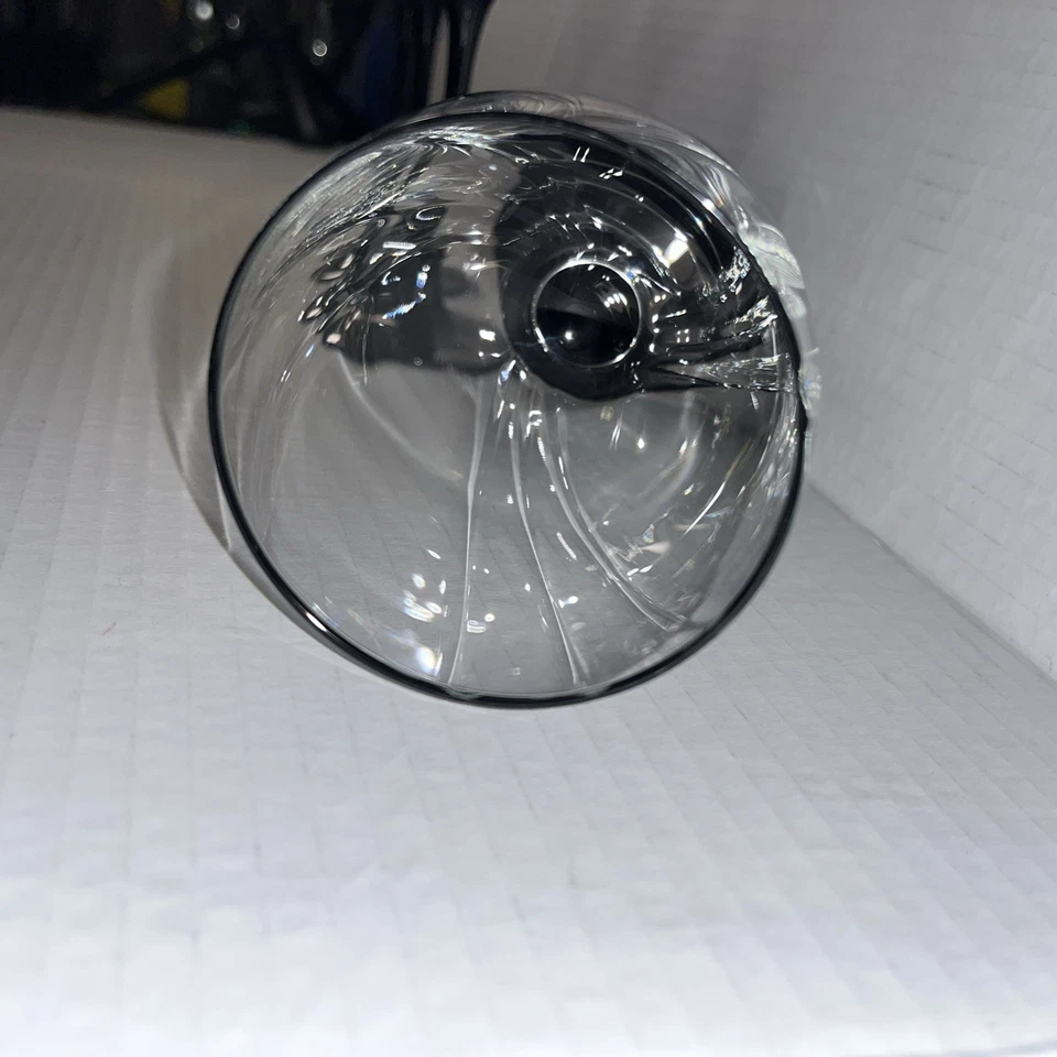 Juego de 4 copas de vino con tallo negro. Foto 3 de 4