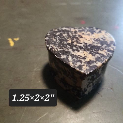 Piccola scatola portagioie con coperchio vintage in pietra ollare nera a forma di cuore intagliata a mano - Foto 6 di 6