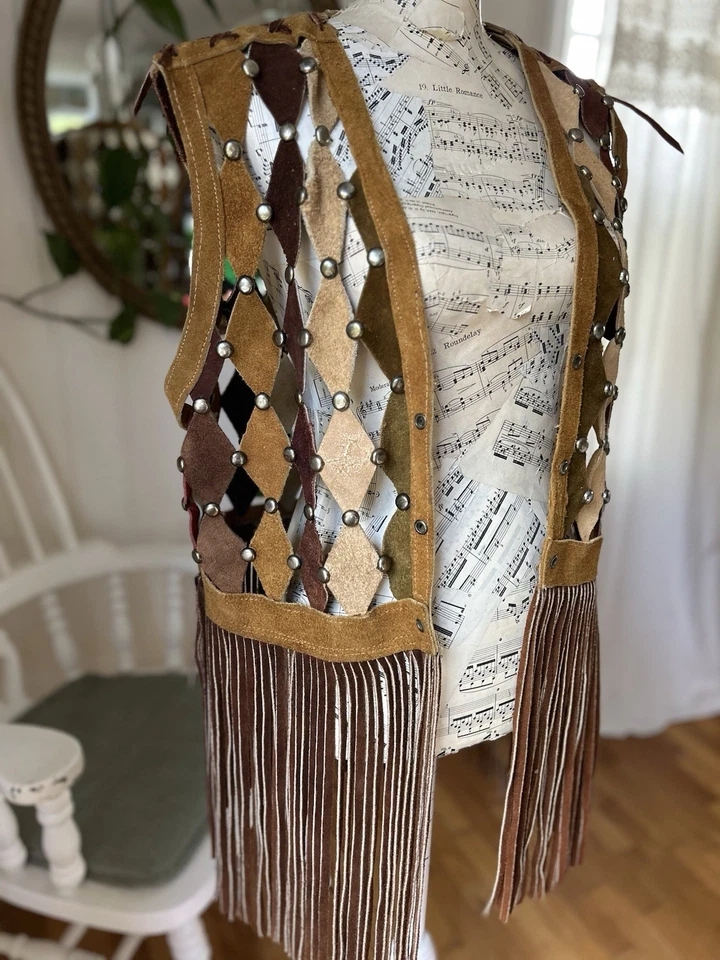 20 世纪 60 年代 20 世纪 70 年代皮革嬉皮条纹背心麂皮绒钻石拼布鞋带耳钉 — 第 2/4 张图片