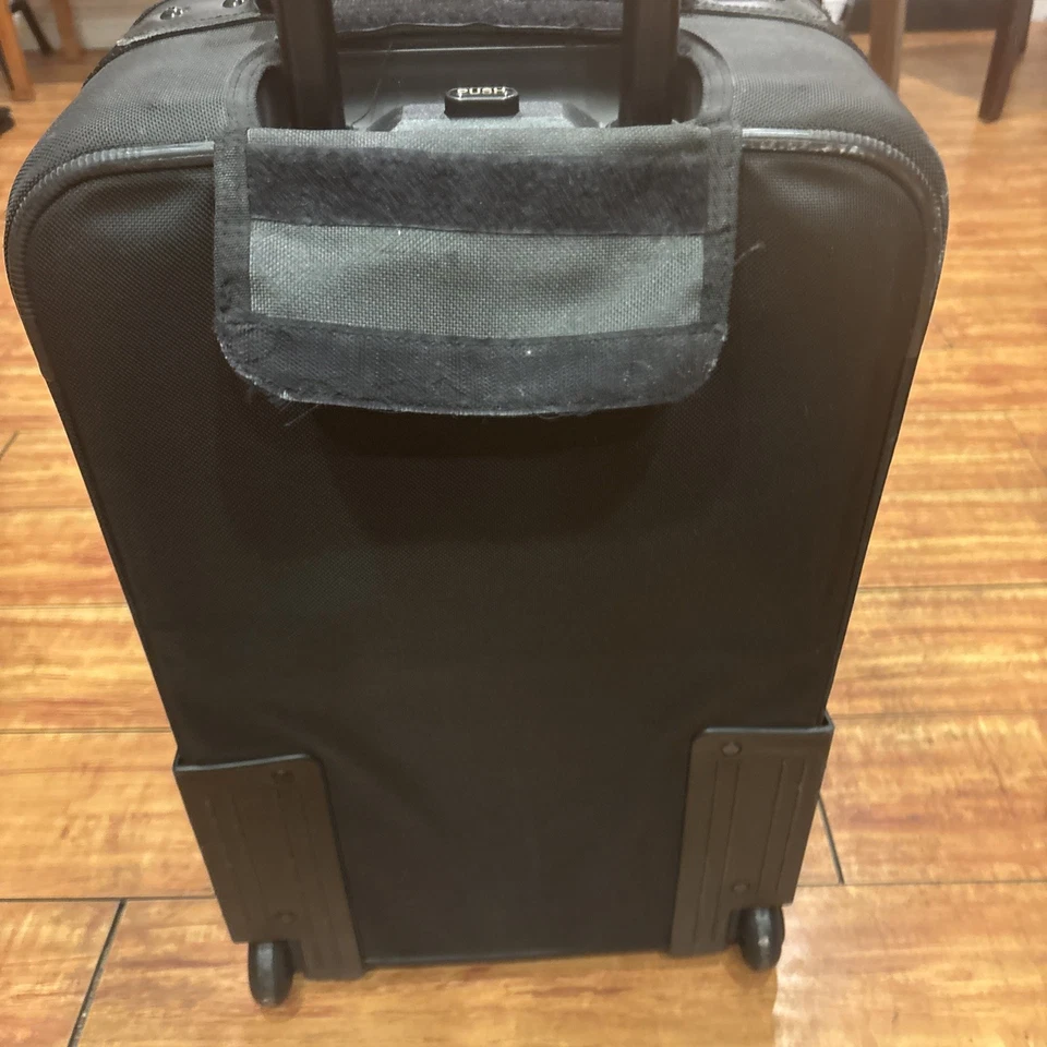 "Maleta de mano Kirkland Signature 22"" vertical expandible con ruedas negra Cordura" Foto 4 de 4