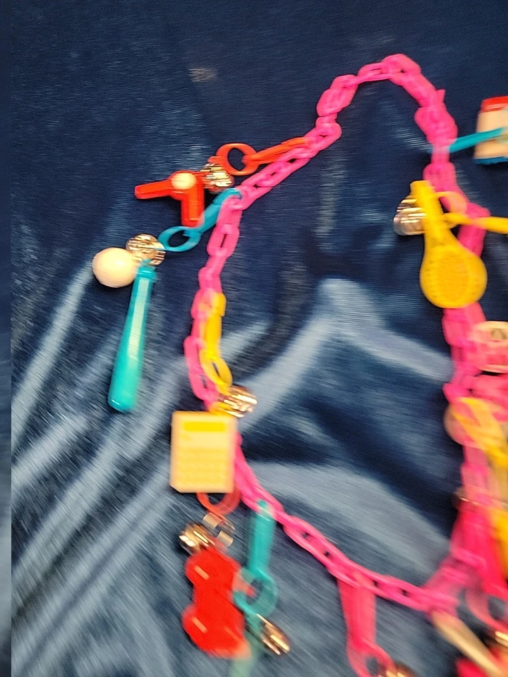 Collar de cadena con clip vintage de los 80 con dijes de campana juguete de plástico retro 13 piezas Foto 4 de 4