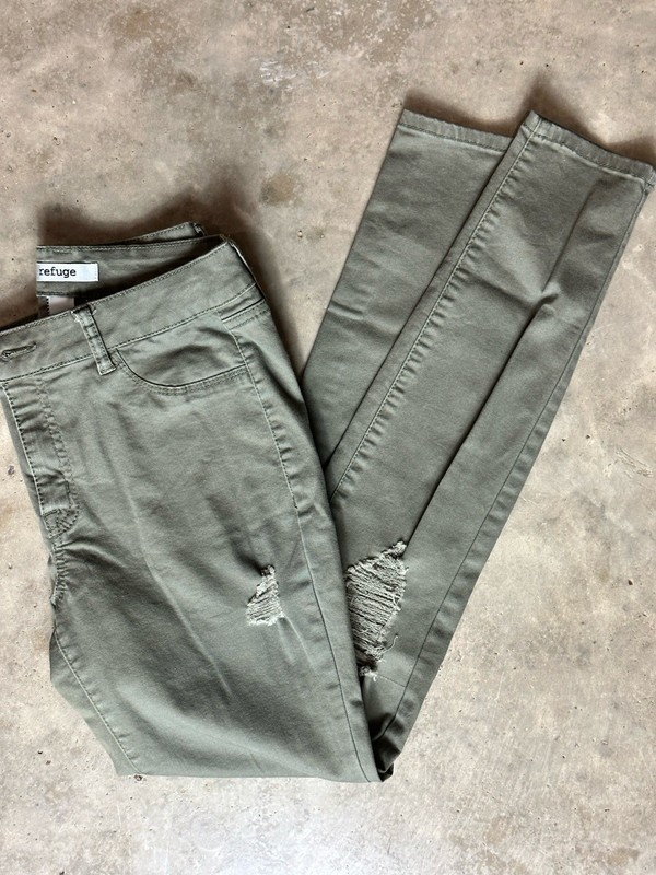 ARMY GREEN DISTRESSED JEANS -REFUGE SIZE 6
