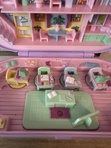 Vintage 1992 Polly Pocket Stampin Schule Spielset kompakt mit Briefmarken und 4 Puppen - Bild 6 von 10