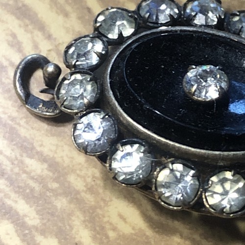 Black glass brooch gold tone metal costume jewellery Mid century sparkly vintage - Picture 4 of 15