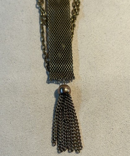 Colgante de borla de malla ornamentada larga tono dorado de colección - Imagen 5 de 6