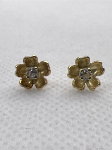 ELEGANT 14K Yellow Gold White CZ FLOWER STUD Earrings (8mm x 8mm) 1.2gr. - Picture 4 of 12