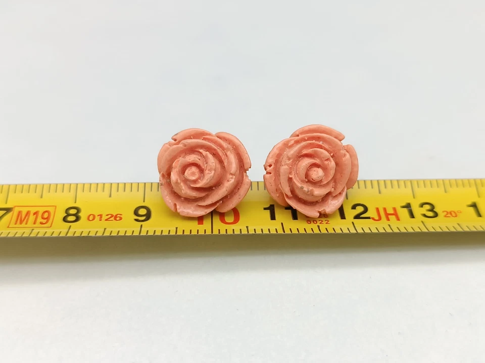 orecchini donna rose in pasta di corallo rosa perno a lobo in argento 925 - Immagine 2 di 4