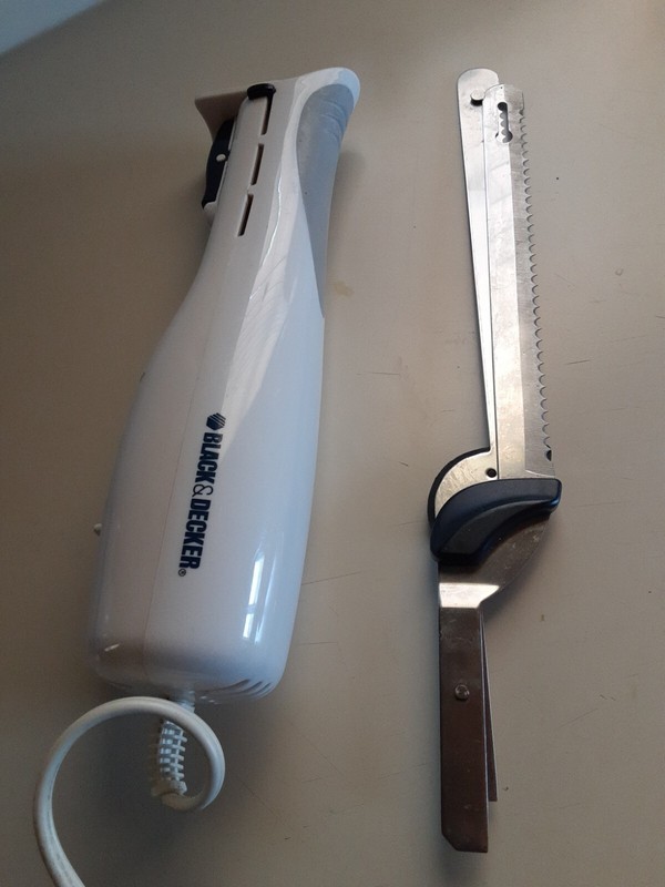 black decker carving knife,  stainless steel blades  (9" double blades)