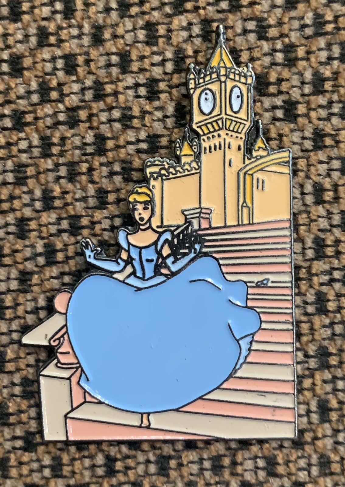Disney Cinderella Fleeing The Ball Castle Steps Glass Slipper Pin 18151